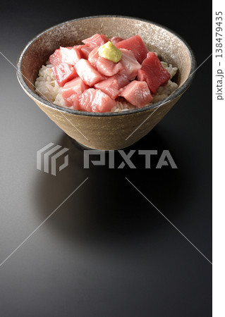 まぐろのぶつ切り丼を黒バックで単品撮影 まぐろのぶつ切り丼を黒バックで単品撮影 138479435