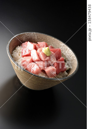 まぐろのぶつ切り丼を黒バックで単品撮影 まぐろのぶつ切り丼を黒バックで単品撮影 138479438