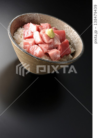まぐろのぶつ切り丼を黒バックで単品撮影 まぐろのぶつ切り丼を黒バックで単品撮影 138479439