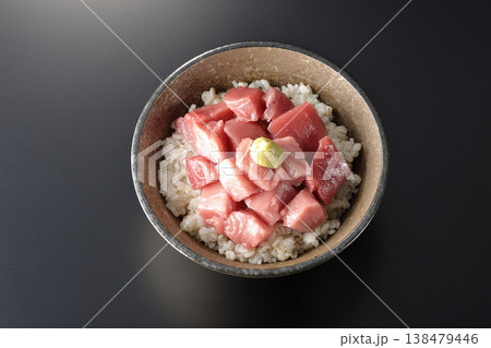 まぐろのぶつ切り丼を黒バックで単品撮影 138479446