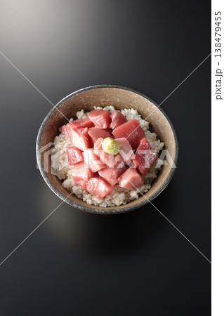 まぐろのぶつ切り丼を黒バックで単品撮影 138479455