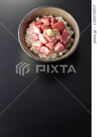 まぐろのぶつ切り丼を黒バックで単品撮影 138479457
