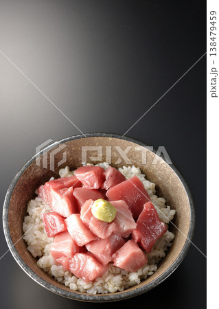 まぐろのぶつ切り丼を黒バックで単品撮影 138479459