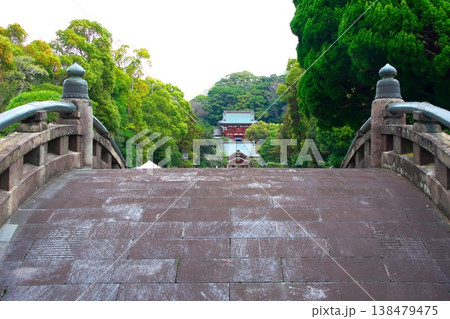 鶴岡八幡宮の本宮と舞殿 手前に石造りの太鼓橋 鶴岡八幡宮の本宮と舞殿 手前に石造りの太鼓橋 138479475