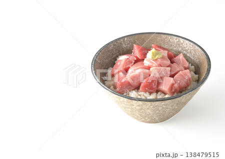 まぐろのぶつ切り丼を白バックで単品撮影 まぐろのぶつ切り丼を白バックで単品撮影 138479515