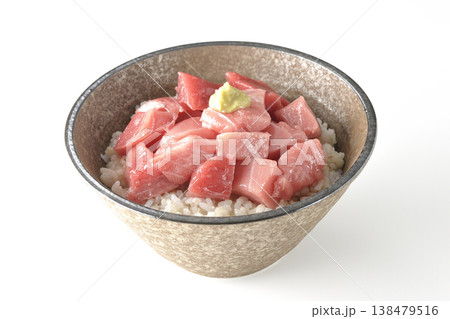 まぐろのぶつ切り丼を白バックで単品撮影 まぐろのぶつ切り丼を白バックで単品撮影 138479516