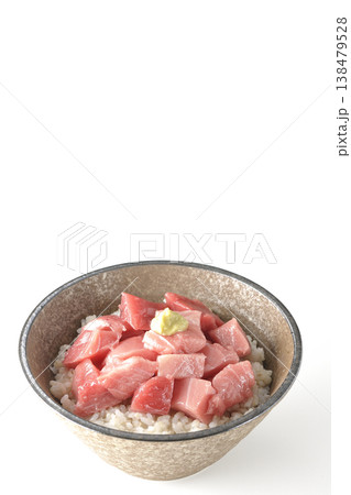 まぐろのぶつ切り丼を白バックで単品撮影 138479528