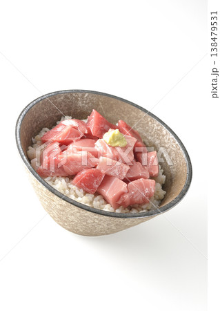 まぐろのぶつ切り丼を白バックで単品撮影 まぐろのぶつ切り丼を白バックで単品撮影 138479531