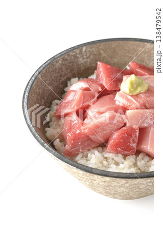 まぐろのぶつ切り丼を白バックで単品撮影 まぐろのぶつ切り丼を白バックで単品撮影 138479542