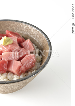 まぐろのぶつ切り丼を白バックで単品撮影 138479544