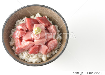 まぐろのぶつ切り丼を白バックで単品撮影 138479555