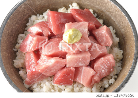 まぐろのぶつ切り丼を白バックで単品撮影 まぐろのぶつ切り丼を白バックで単品撮影 138479556