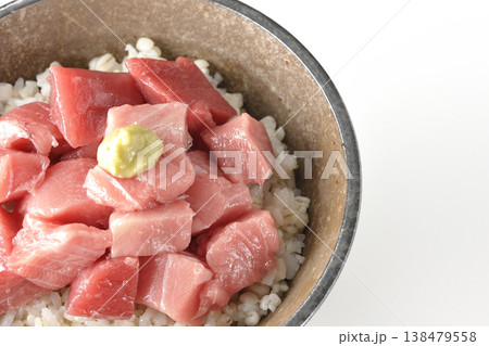 まぐろのぶつ切り丼を白バックで単品撮影 まぐろのぶつ切り丼を白バックで単品撮影 138479558