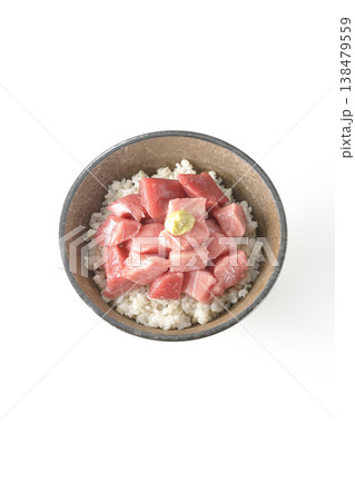 まぐろのぶつ切り丼を白バックで単品撮影 138479559