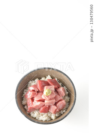 まぐろのぶつ切り丼を白バックで単品撮影 138479560