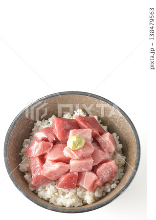 まぐろのぶつ切り丼を白バックで単品撮影 138479563
