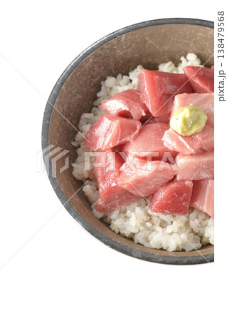 まぐろのぶつ切り丼を白バックで単品撮影 まぐろのぶつ切り丼を白バックで単品撮影 138479568