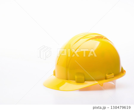 作業用ヘルメットの白背景スタジオ撮影、工事現場や安全対策に使える保護具素材 138479619