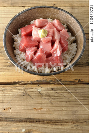 まぐろのぶつ切り丼の単品撮影 まぐろのぶつ切り丼の単品撮影 138479725