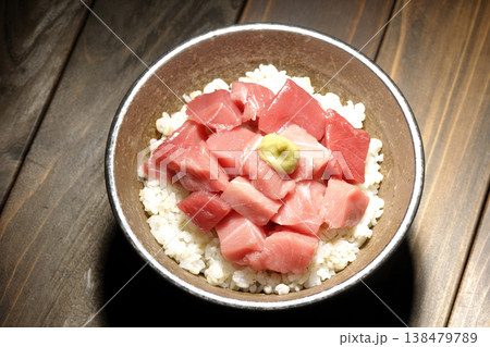 まぐろのぶつ切り丼の単品撮影 まぐろのぶつ切り丼の単品撮影 138479789