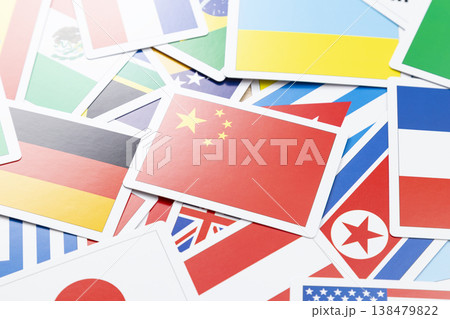 無造作に置かれた国旗カード 138479822