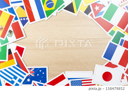 様々な国旗のカード 138479852