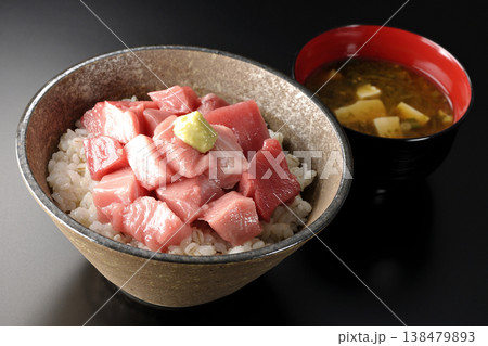 まぐろのぶつ切り丼とお味噌汁のセット 138479893