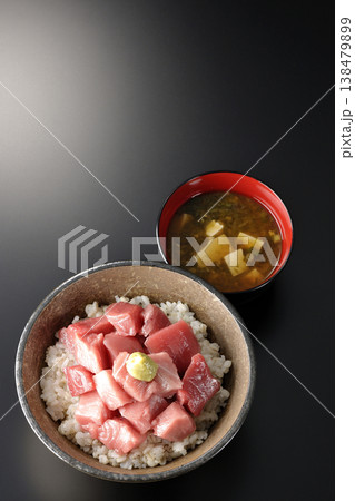 まぐろのぶつ切り丼とお味噌汁のセット まぐろのぶつ切り丼とお味噌汁のセット 138479899