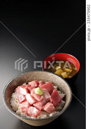 まぐろのぶつ切り丼とお味噌汁のセット まぐろのぶつ切り丼とお味噌汁のセット 138479902