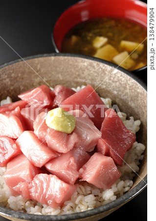 まぐろのぶつ切り丼とお味噌汁のセット 138479904
