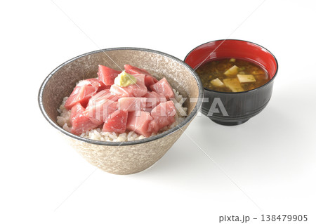 まぐろのぶつ切り丼とお味噌汁のセット 138479905