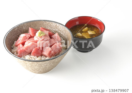 まぐろのぶつ切り丼とお味噌汁のセット まぐろのぶつ切り丼とお味噌汁のセット 138479907