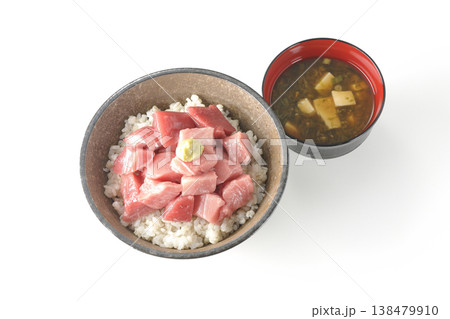 まぐろのぶつ切り丼とお味噌汁のセット まぐろのぶつ切り丼とお味噌汁のセット 138479910
