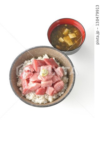 まぐろのぶつ切り丼とお味噌汁のセット まぐろのぶつ切り丼とお味噌汁のセット 138479913