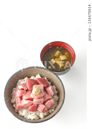 まぐろのぶつ切り丼とお味噌汁のセット まぐろのぶつ切り丼とお味噌汁のセット 138479914