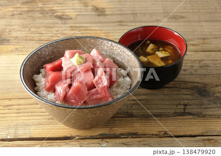 まぐろのぶつ切り丼とお味噌汁のセット 138479920