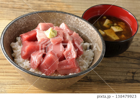 まぐろのぶつ切り丼とお味噌汁のセット 138479923