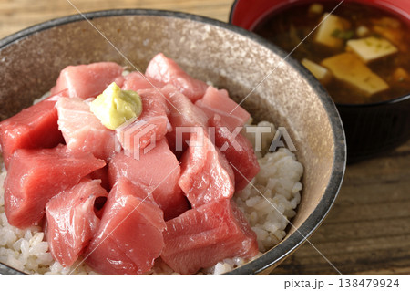まぐろのぶつ切り丼とお味噌汁のセット まぐろのぶつ切り丼とお味噌汁のセット 138479924
