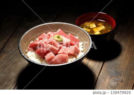 まぐろのぶつ切り丼とお味噌汁のセット まぐろのぶつ切り丼とお味噌汁のセット 138479929