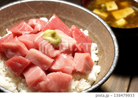 まぐろのぶつ切り丼とお味噌汁のセット まぐろのぶつ切り丼とお味噌汁のセット 138479933