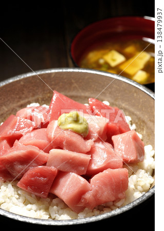まぐろのぶつ切り丼とお味噌汁のセット まぐろのぶつ切り丼とお味噌汁のセット 138479937