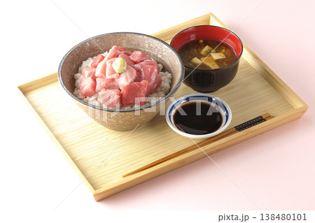 まぐろのぶつ切り丼とお味噌汁のセット 138480101