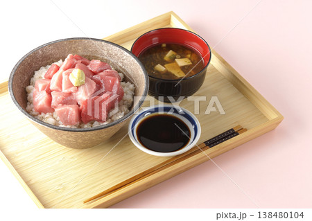 まぐろのぶつ切り丼とお味噌汁のセット まぐろのぶつ切り丼とお味噌汁のセット 138480104