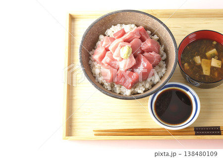 まぐろのぶつ切り丼とお味噌汁のセット まぐろのぶつ切り丼とお味噌汁のセット 138480109