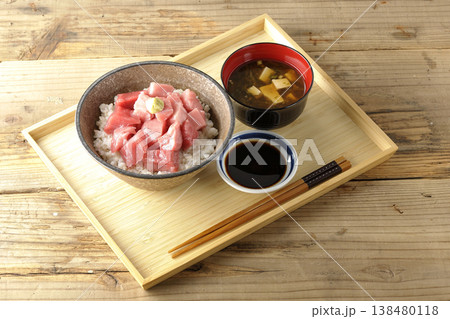 まぐろのぶつ切り丼とお味噌汁のセット まぐろのぶつ切り丼とお味噌汁のセット 138480118