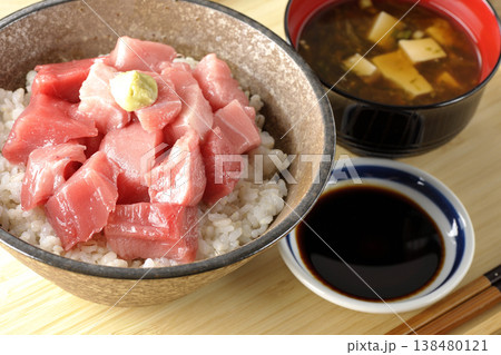 まぐろのぶつ切り丼とお味噌汁のセット 138480121