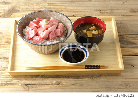 まぐろのぶつ切り丼とお味噌汁のセット 138480122