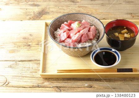 まぐろのぶつ切り丼とお味噌汁のセット 138480123