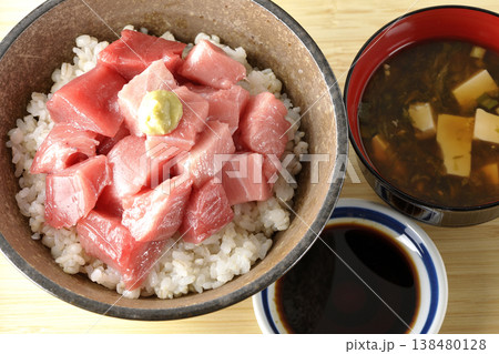 まぐろのぶつ切り丼とお味噌汁のセット まぐろのぶつ切り丼とお味噌汁のセット 138480128