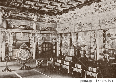 古写真 1894年 日光東照宮の拝殿の内部 古写真 1894年 日光東照宮の拝殿の内部 138480194